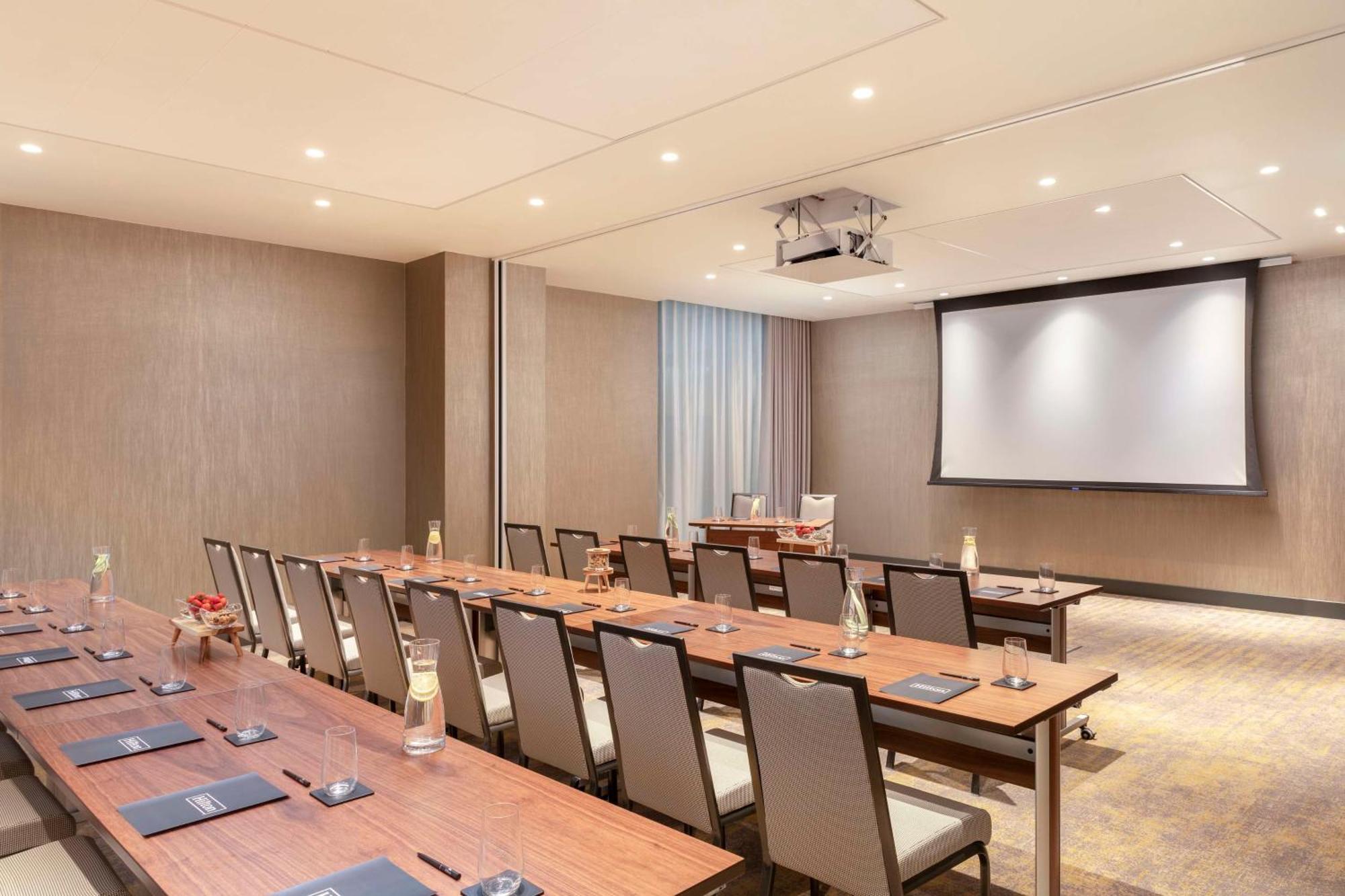 Hotel Hilton Woking Esterno foto