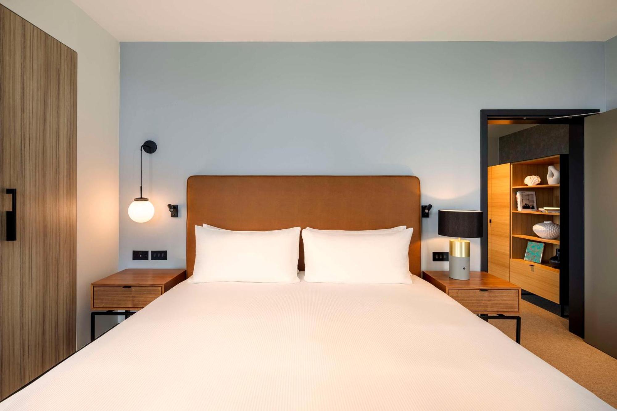 Hotel Hilton Woking Esterno foto