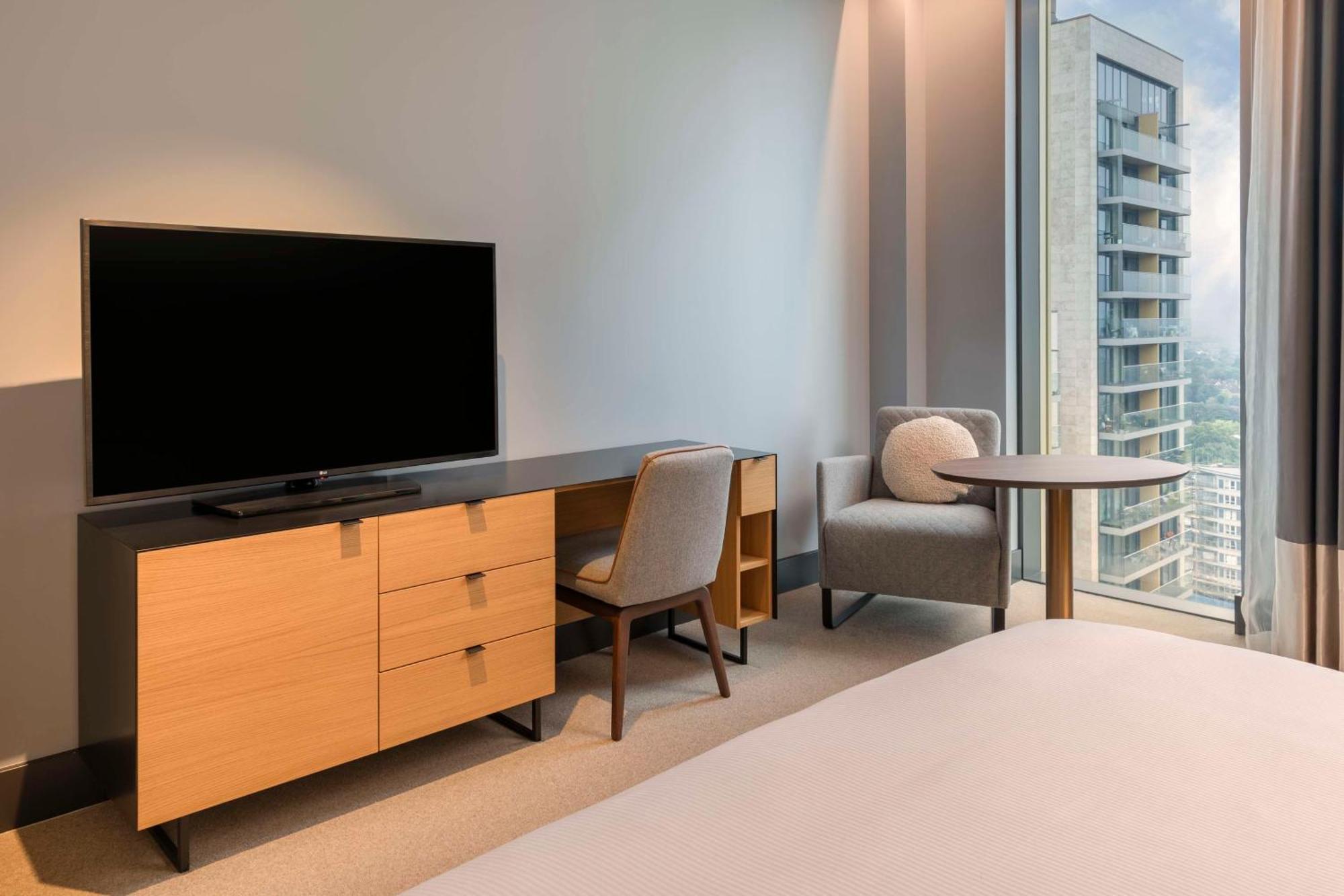 Hotel Hilton Woking Esterno foto