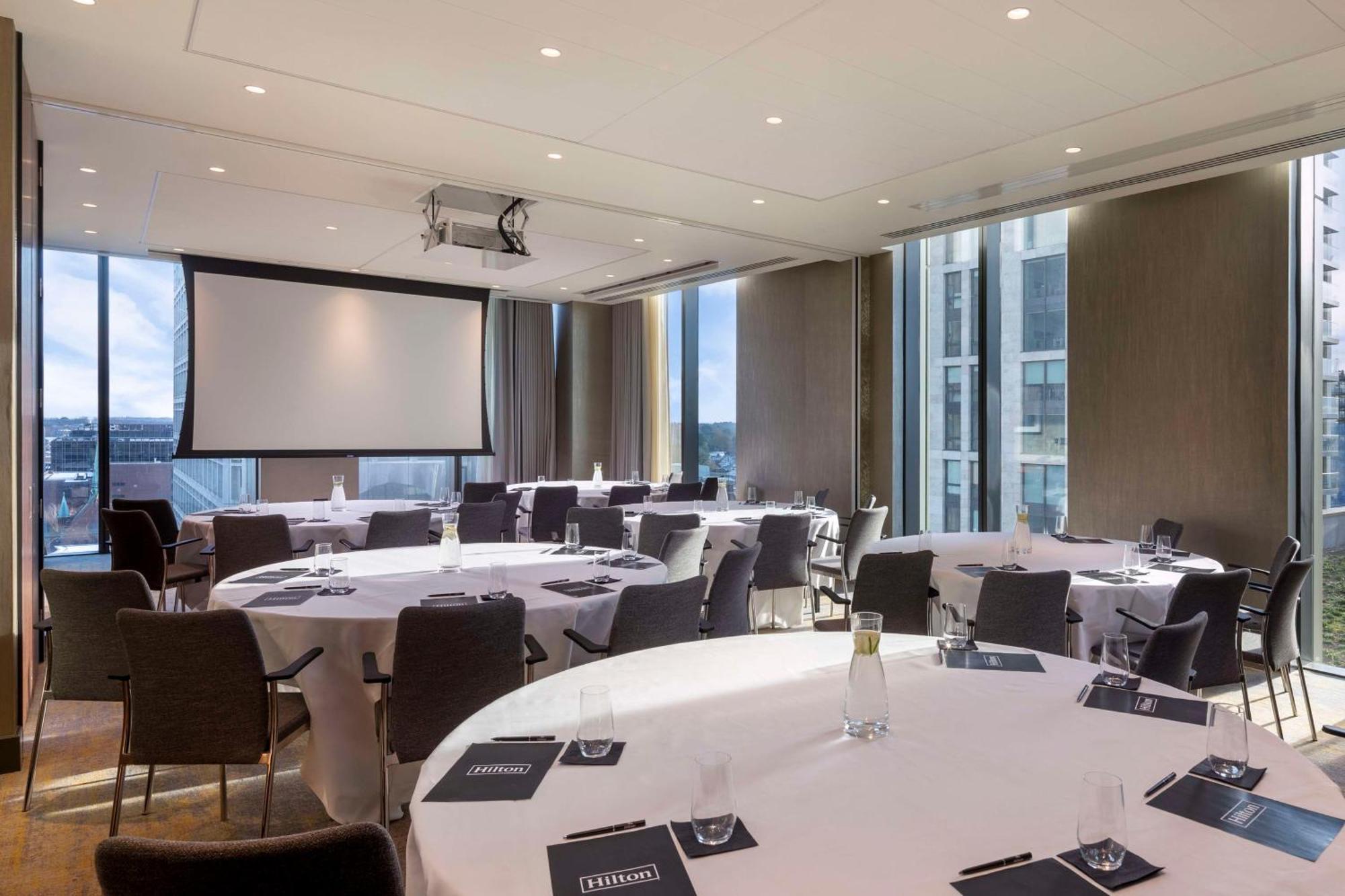 Hotel Hilton Woking Esterno foto